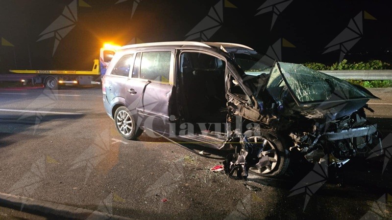 Scontro fra due auto sulla SS106: tre persone ferite, una è grave