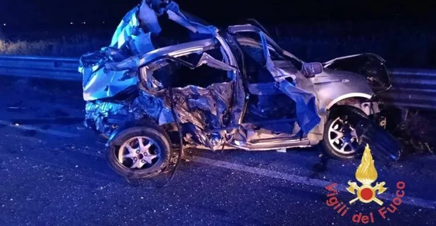Incidente sulla SS 106, un morto e tre feriti gravi