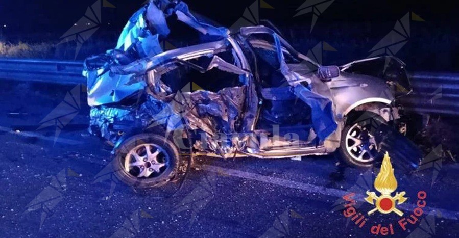 Incidente sulla SS 106, un morto e tre feriti gravi