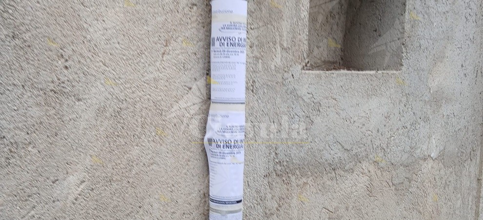 Il sindaco di Camini: “Ovunque locandine affisse senza criterio. Questo modo di operare è inaccettabile e danneggia il paese”