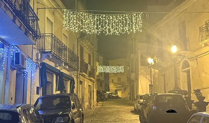 Niceforo: “A Caulonia capoluogo installati 7 fili di luminarie solo dopo le proteste”
