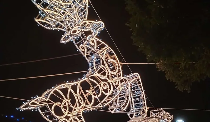 Una serata magica: a Cinquefrondi migliaia di persone per l’accensione delle luminarie e l’apertura del Villaggio di Natale Una serata magica: a Cinquefrondi migliaia di persone per l’accensione delle luminarie e l’apertura del Villaggio di Natale