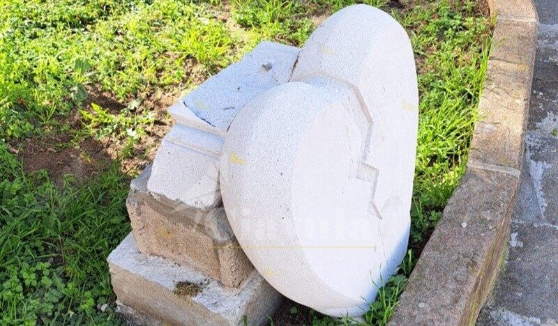 Siderno, danneggiata l’opera simbolo della lotta alla violenza di genere dello scultore Girolamo Gullace