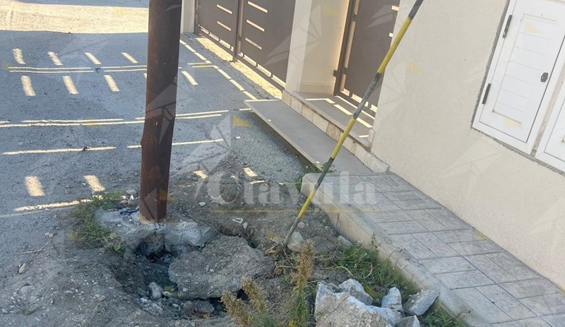 Caulonia, la segnalazione del lettore: Palo della luce a rischio caduta in via Ente Sila