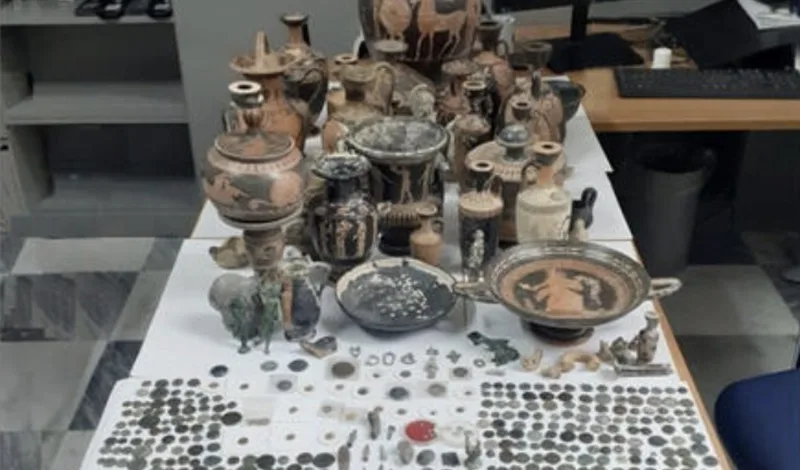 Scavi archeologici illeciti tra Calabria e Sicilia: sequestrati migliaia di reperti Scavi archeologici illeciti tra Calabria e Sicilia: sequestrati migliaia di reperti