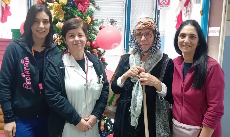 La Befana dell’associazione “Mamma Giulia Accoglie” porta sorrisi nei reparti pediatrici di Locri e Polistena
