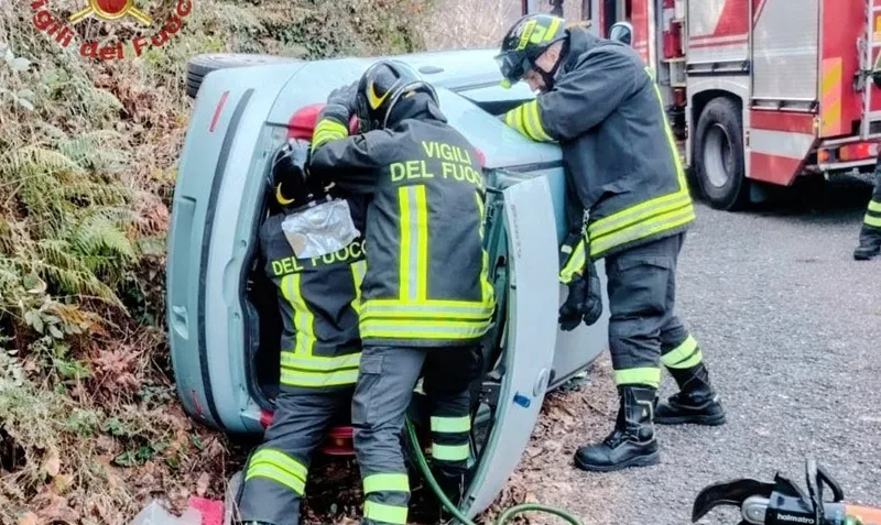Perde il controllo dell’auto e si ribalta: ferita una donna nel Cosentino