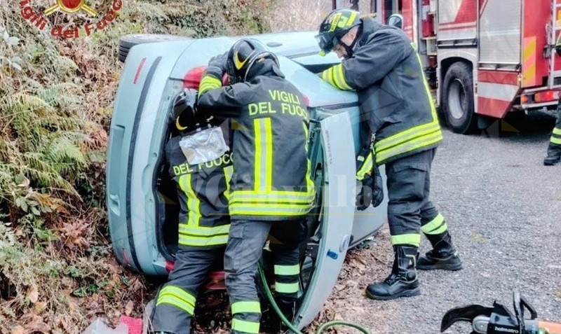 Perde il controllo dell’auto e si ribalta: ferita una donna nel Cosentino Perde il controllo dell’auto e si ribalta: ferita una donna nel Cosentino