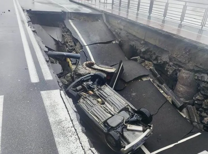 Nel messinese il mare apre una voragine sotto la strada che inghiotte un’auto