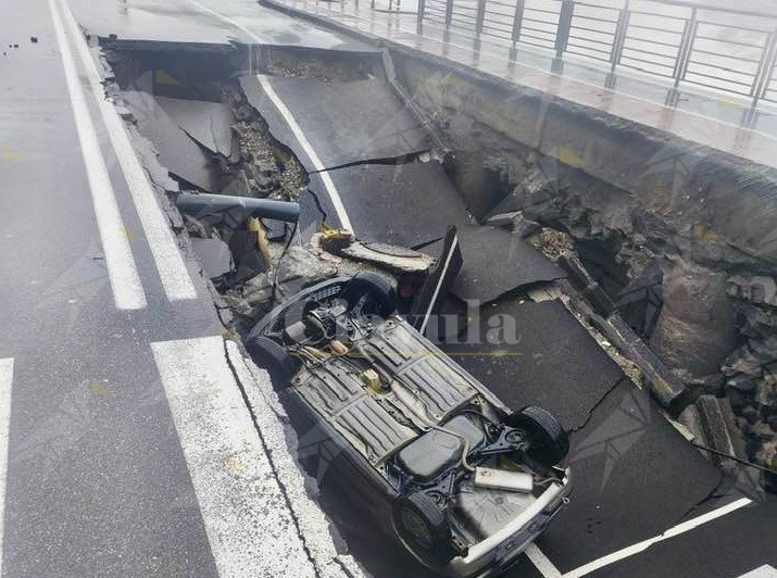 Nel messinese il mare apre una voragine sotto la strada che inghiotte un’auto