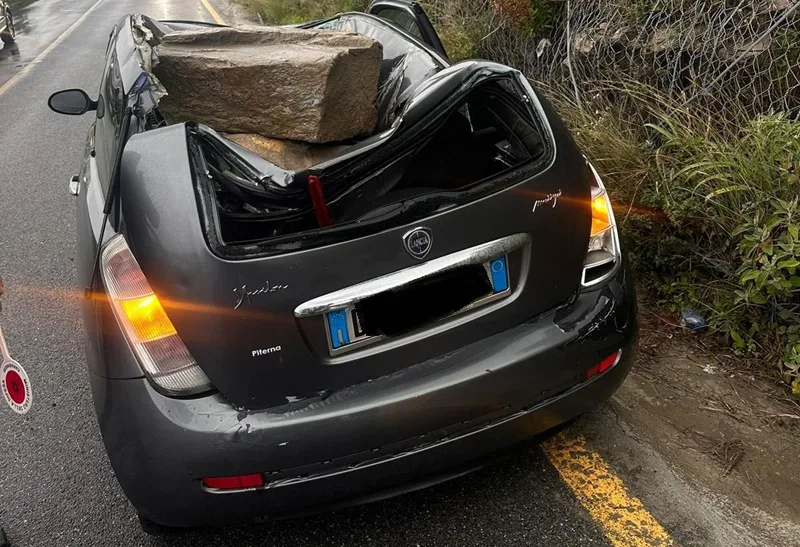 Sfiorata la tragedia sulla SS106: masso cade su un’auto a Ferruzzano