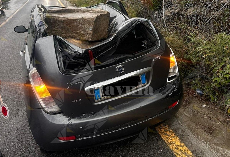Sfiorata la tragedia sulla SS106: masso cade su un’auto a Ferruzzano