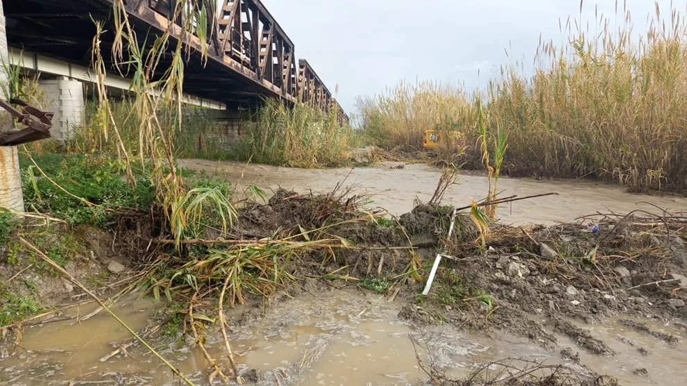 Il sindaco di Caulonia: “Nessuna collaborazione dalla Città Metropolitana per liberare le strade dalle frane. Abbiamo evitato l’esondazione dei fiumi”