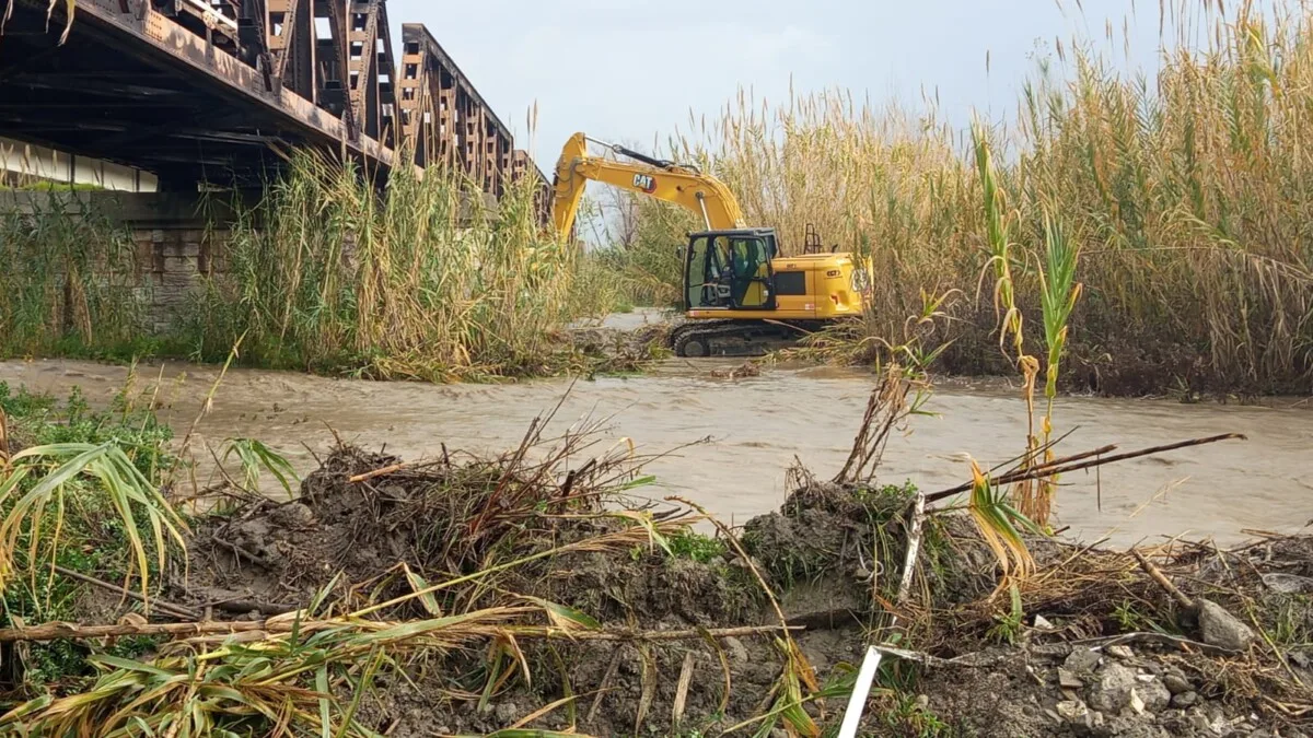 Timori a Caulonia, rischio esondazione per il torrente Allaro. Al lavoro per rinforzare gli argini