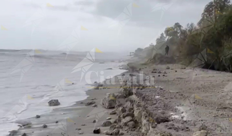 Gli effetti della mareggiata a Caulonia, lato sud – video