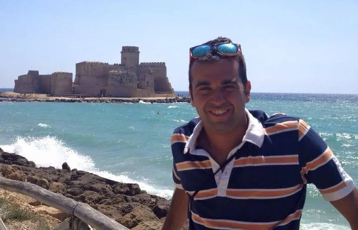 L’intera Caulonia in lutto per la scomparsa di Battista, centinaia i messaggi di commiato: “Qualcuno mi svegli così lo chiamo e gli racconto questo incubo e facciamo una risata insieme…”