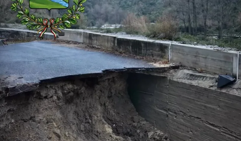 Voragine sulla SP 95, l’Amministrazione Comunale di Bivongi: “Attivate tutte le procedure necessarie per mettere in sicurezza l’area”
