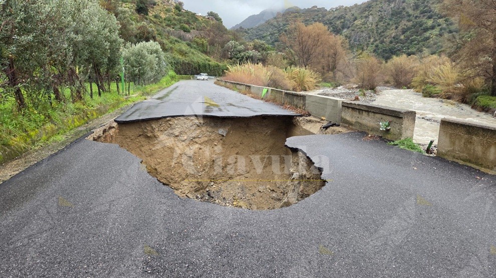 Bivongi comunità attiva: “A distanza di un anno solita voragine nello stesso punto”