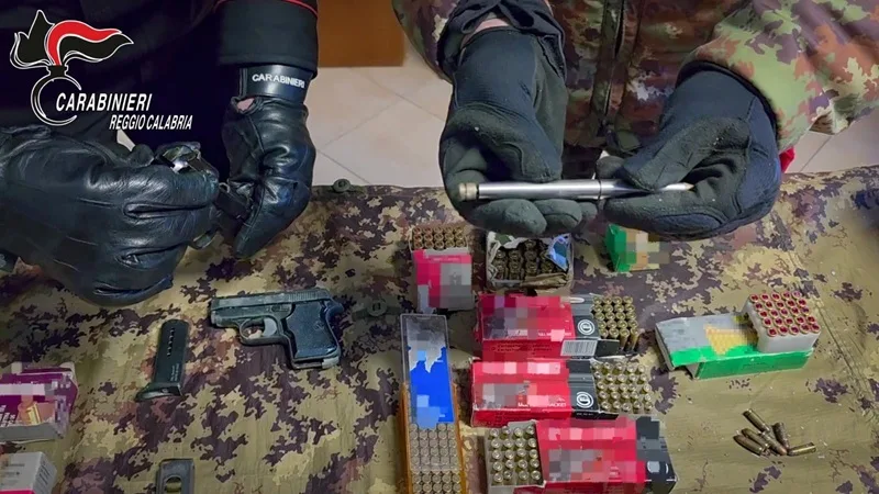 Sorpreso in casa con una scacciacani modificata e la “penna pistola”: arrestato un uomo a Camini – VIDEO Sorpreso in casa con una scacciacani modificata e la “penna pistola”: arrestato un uomo a Camini – VIDEO