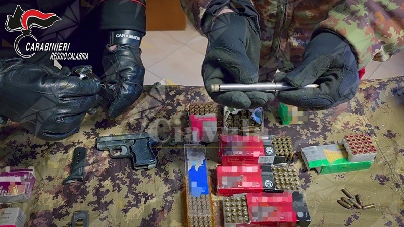 Sorpreso in casa con una scacciacani modificata e la “penna pistola”: arrestato un uomo a Camini – VIDEO Sorpreso in casa con una scacciacani modificata e la “penna pistola”: arrestato un uomo a Camini – VIDEO