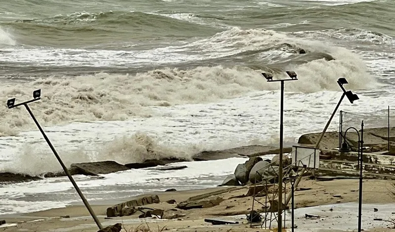 La mareggiata danneggia il lungomare di Caulonia, pali della luce pronti a crollare
