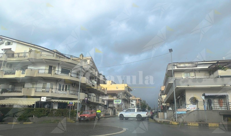 Chiusa temporaneamente la sp 88 che collega Caulonia marina al centro storico. Si sta rimuovendo un albero caduto