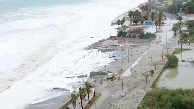 La distruzione del lungomare di Caulonia vista dall’alto – video