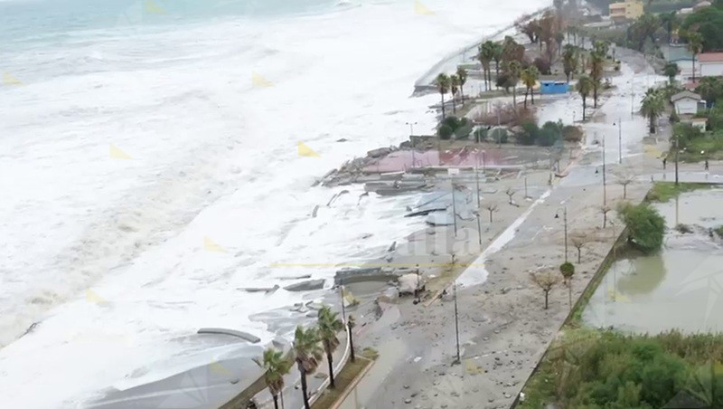 La distruzione del lungomare di Caulonia vista dall’alto – video
