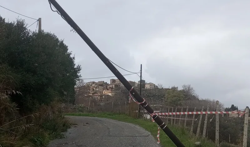 Frana e palo caduto sulla strada che da Caulonia centro porta a Marano