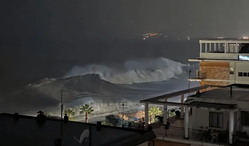 Ciclone Harry, rilevata un’onda record di 16,6 metri: è la più alta mai registrata nel Mediterraneo