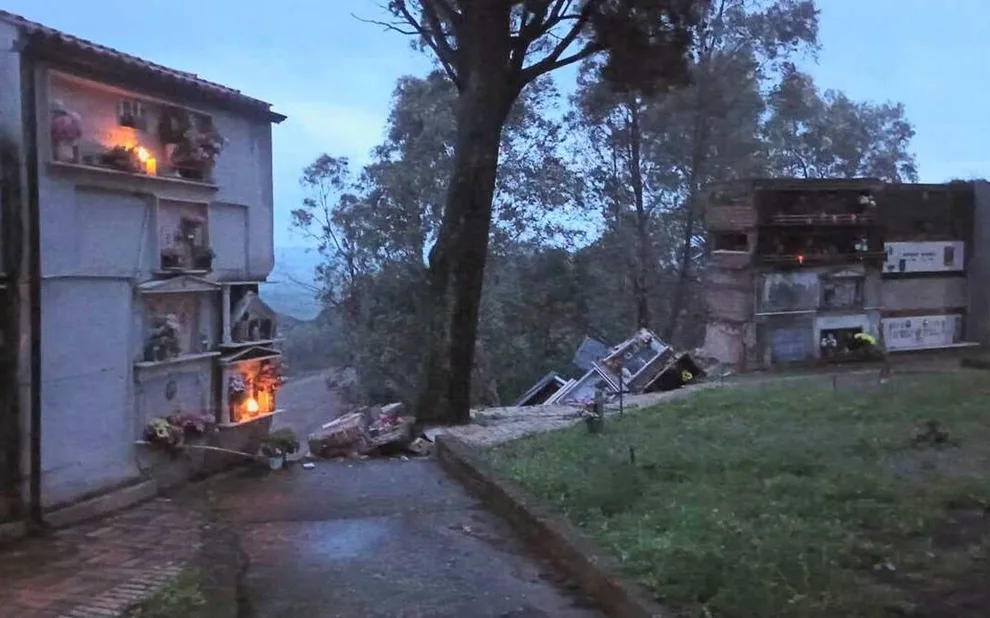 Le forti piogge causano il crollo di un cimitero in Calabria. Decine di bare cadute nel burrone