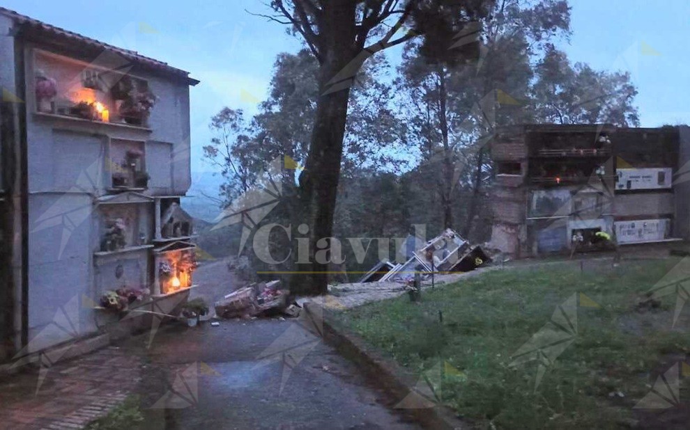 Le forti piogge causano il crollo di un cimitero in Calabria. Decine di bare cadute nel burrone