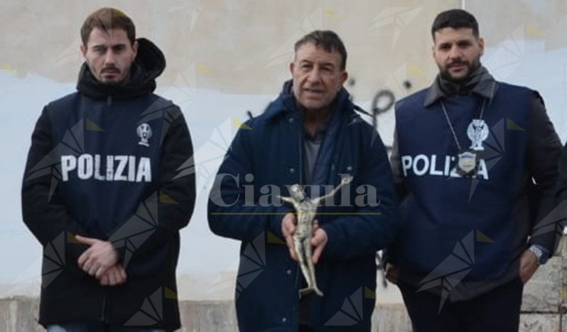 Ritrovati la campana di bronzo ed il crocifisso trafugati dalla Chiesa della Sacra Famiglia di Marina di Gioia Tauro Ritrovati la campana di bronzo ed il crocifisso trafugati dalla Chiesa della Sacra Famiglia di Marina di Gioia Tauro