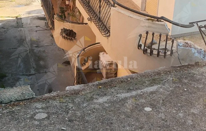 Crollo di un muro in via Torre a Caulonia Marina – Fotogallery
