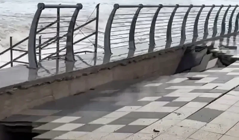 Il lungomare di Caulonia danneggiato anche nel tratto appena rifatto – video