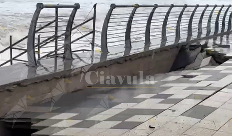 Il lungomare di Caulonia danneggiato anche nel tratto appena rifatto – video