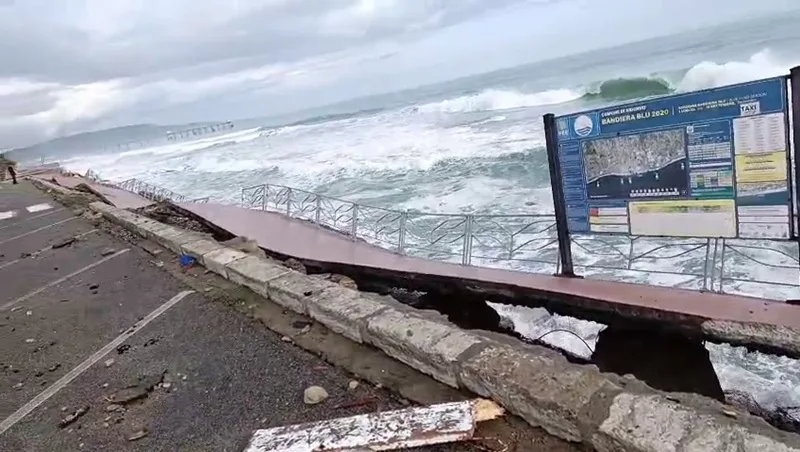 Il lungomare di Siderno dopo il ciclone – VIDEO