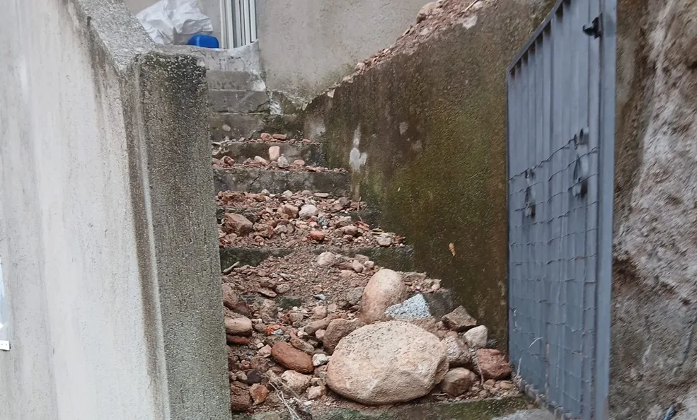 Frana a Caulonia centro. Massi su una casa, nessun ferito. Interviene la Protezione Civile