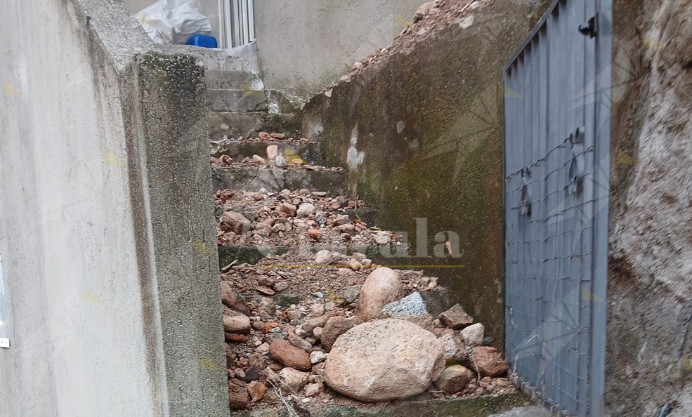 Frana a Caulonia centro. Massi su una casa, nessun ferito. Interviene la Protezione Civile