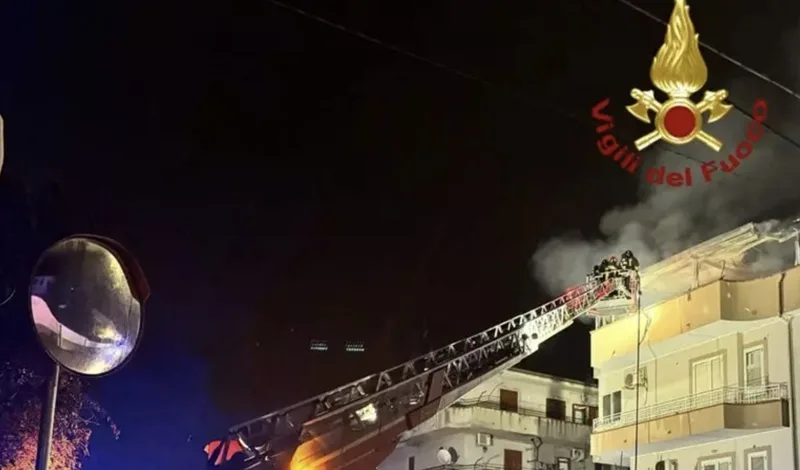 Fiamme in un appartamento a Crotone: evacuato il palazzo, una persona in ospedale