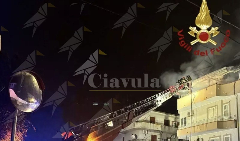 Fiamme in un appartamento a Crotone: evacuato il palazzo, una persona in ospedale