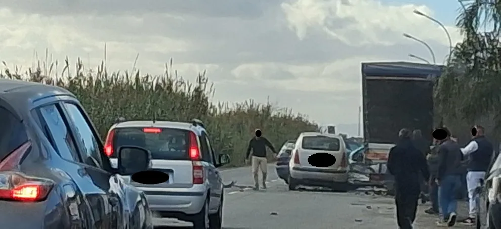 Incidente a Caulonia, coinvolte diverse auto ed un camion. Tutte le foto