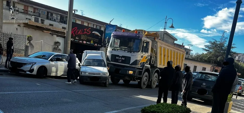 Incidente stradale a Caulonia marina, traffico bloccato