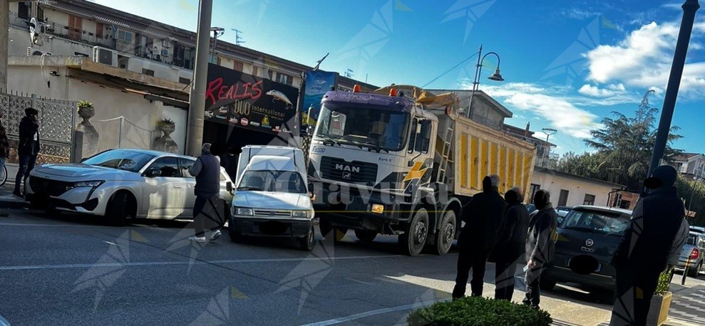 Incidente stradale a Caulonia marina, traffico bloccato