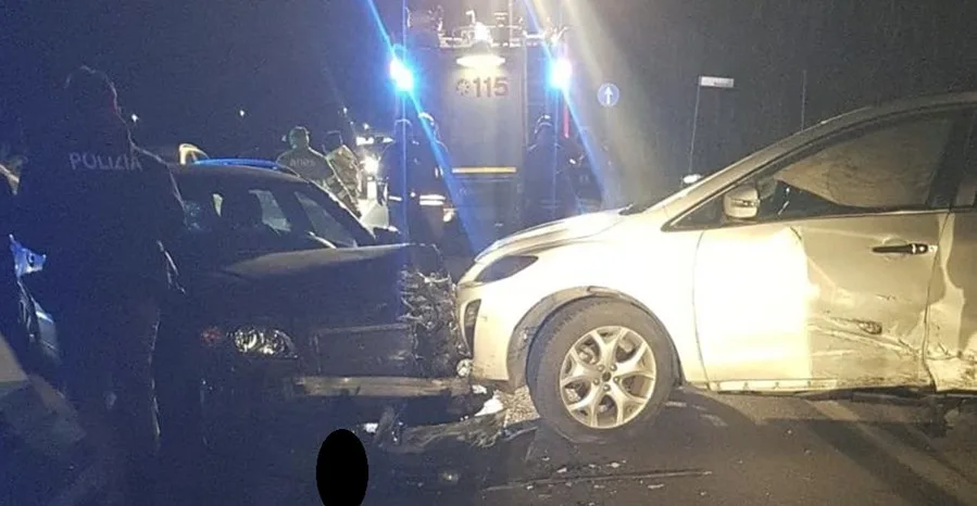 Scontro tra due auto sulla SS 106