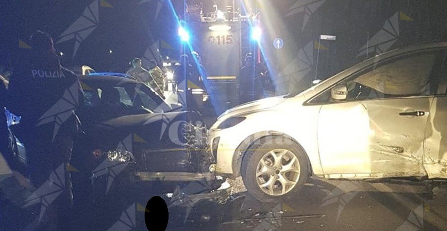 Scontro tra due auto sulla SS 106