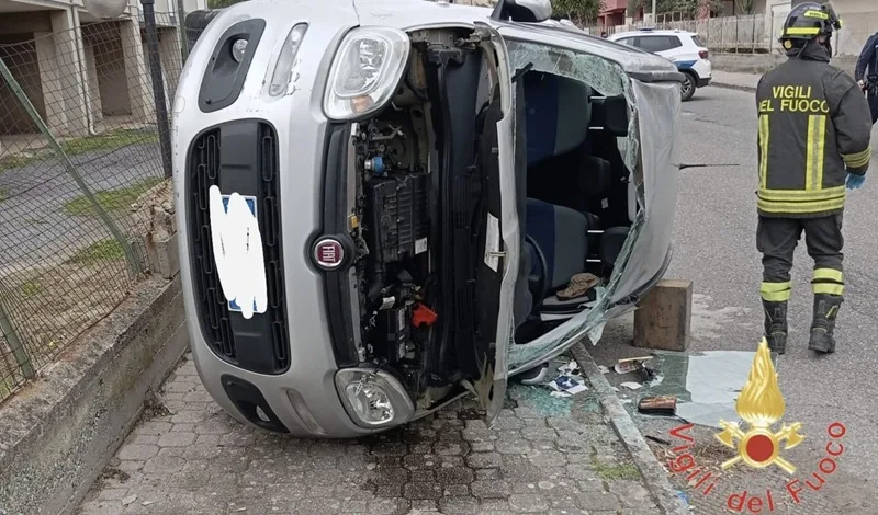 Incidente a Lamezia Terme: auto si ribalta, un ferito