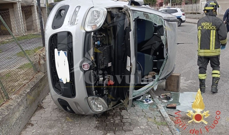 Incidente a Lamezia Terme: auto si ribalta, un ferito