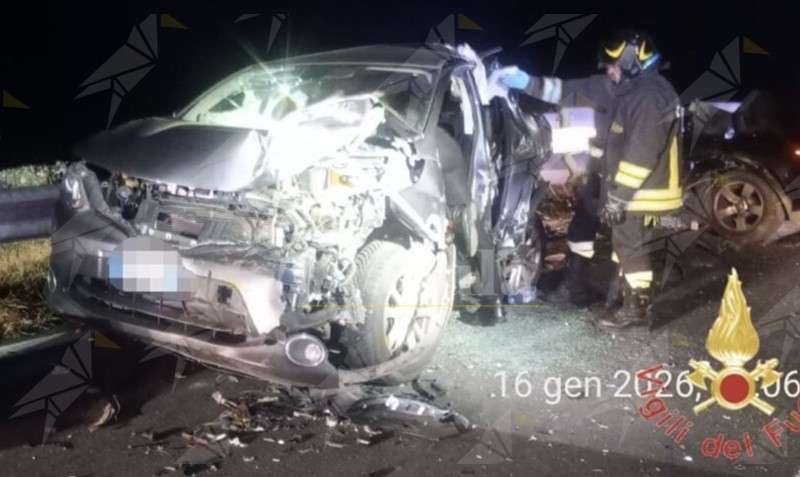 Scontro sulla Statale 18: coinvolte tre auto, due feriti gravi Scontro sulla Statale 18: coinvolte tre auto, due feriti gravi