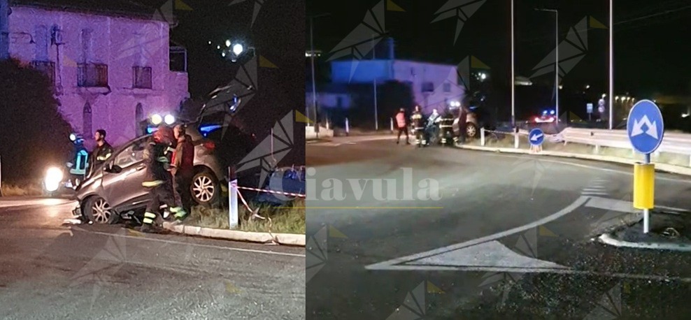 Incidente sulla statale 106, auto finisce sull’aiuola di una rotatoria
